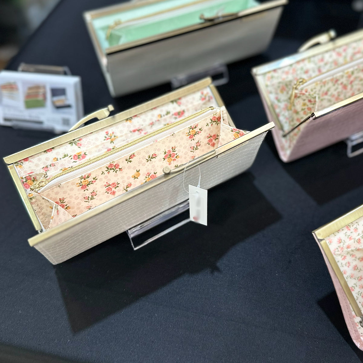 ピンクのブーケ柄がきれいな薄くて軽いがま口長財布Luna 白 C01056