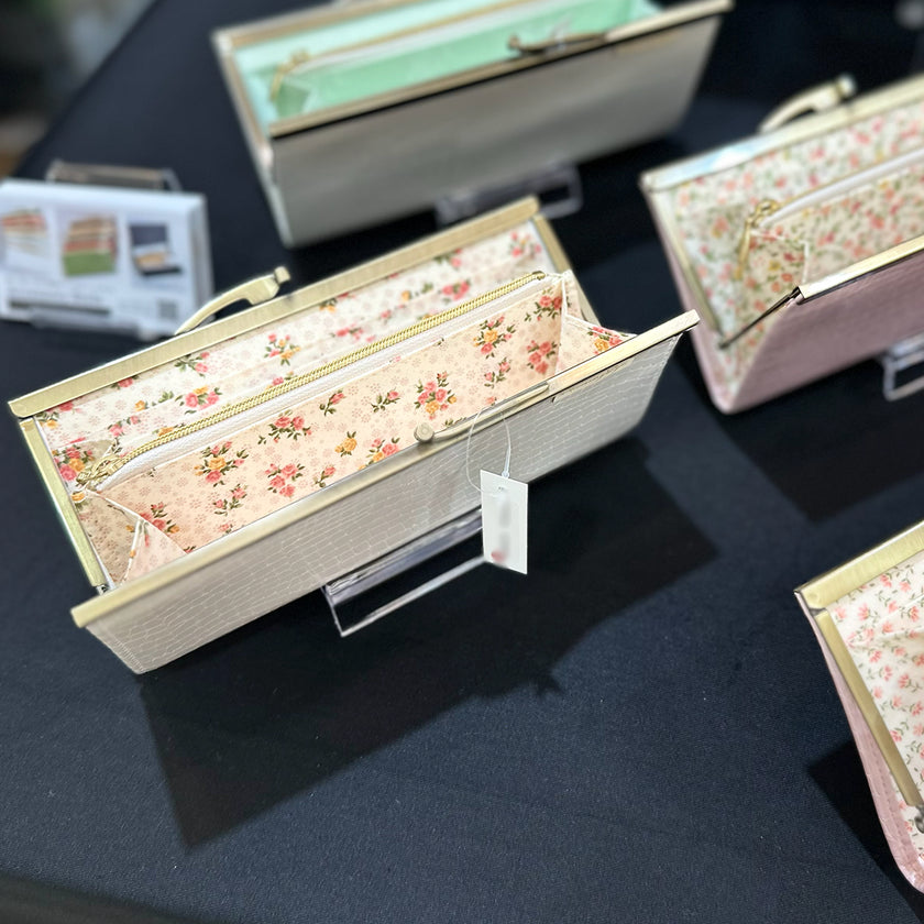 ピンクのブーケ柄がきれいな薄くて軽いがま口長財布Luna 白 C01056