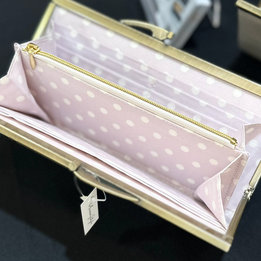 ラベンダーカラーのドット柄がかわいい薄くて軽いがま口長財布Luna 白 C01059