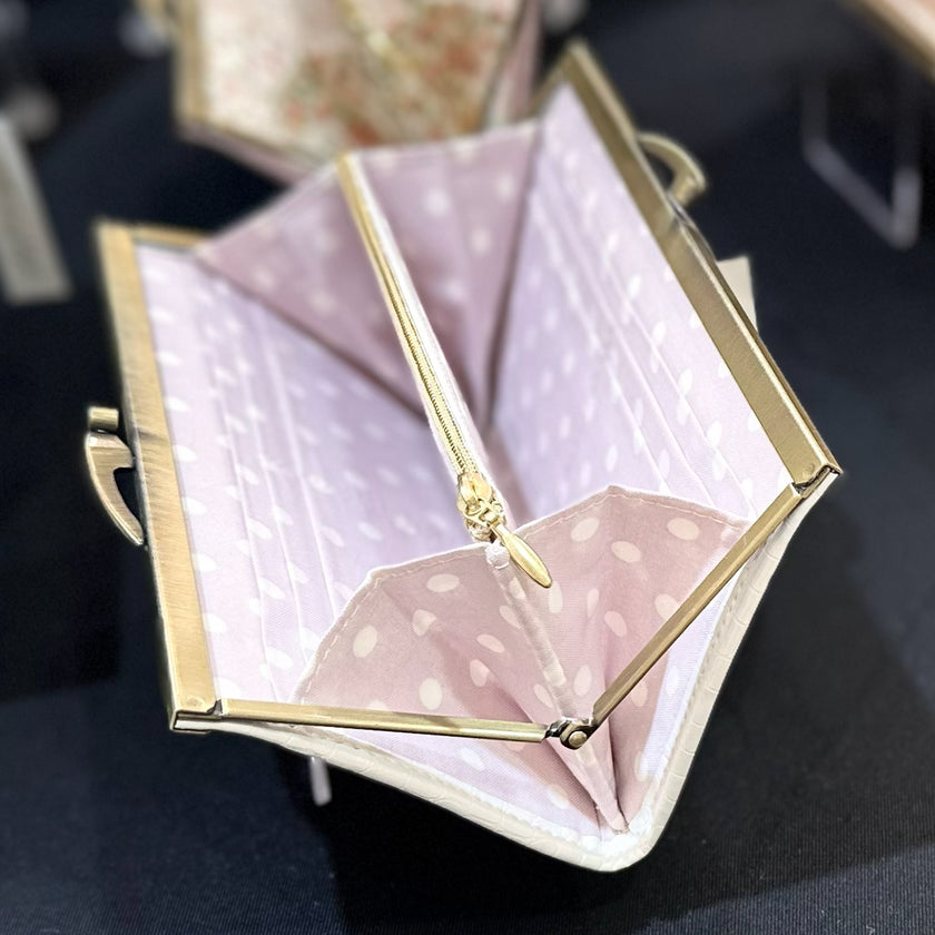 ラベンダーカラーのドット柄がかわいい薄くて軽いがま口長財布Luna 白 C01059