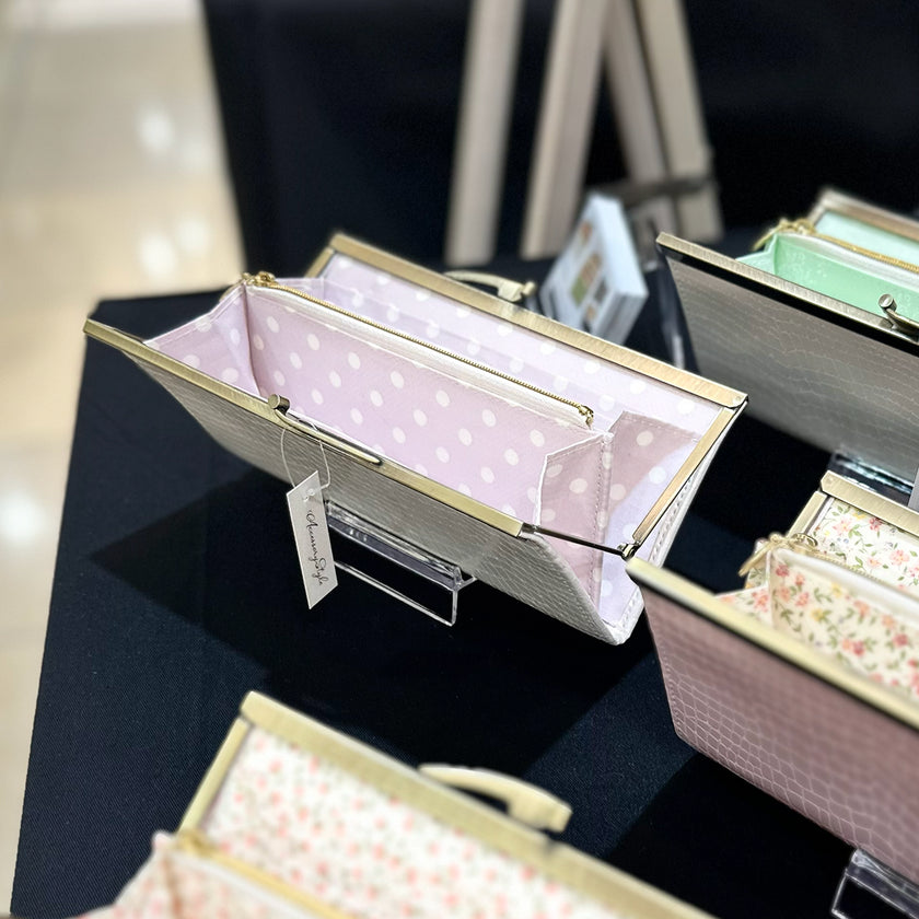 ラベンダーカラーのドット柄がかわいい薄くて軽いがま口長財布Luna 白 C01059