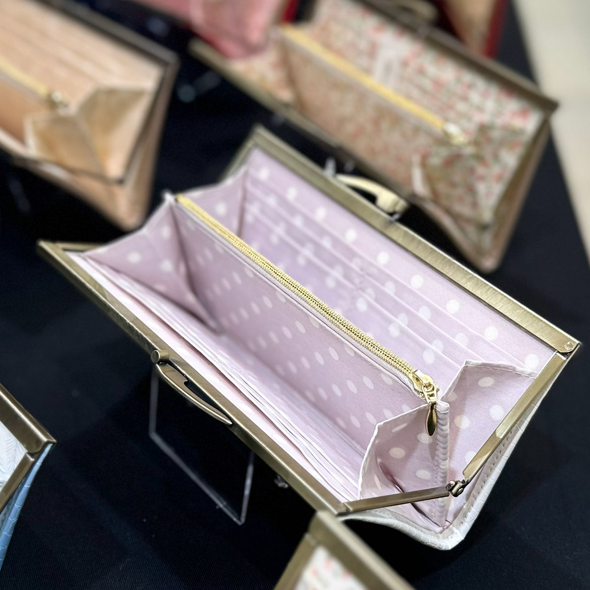 ラベンダーカラーのドット柄がかわいい薄くて軽いがま口長財布Luna 白 C01059