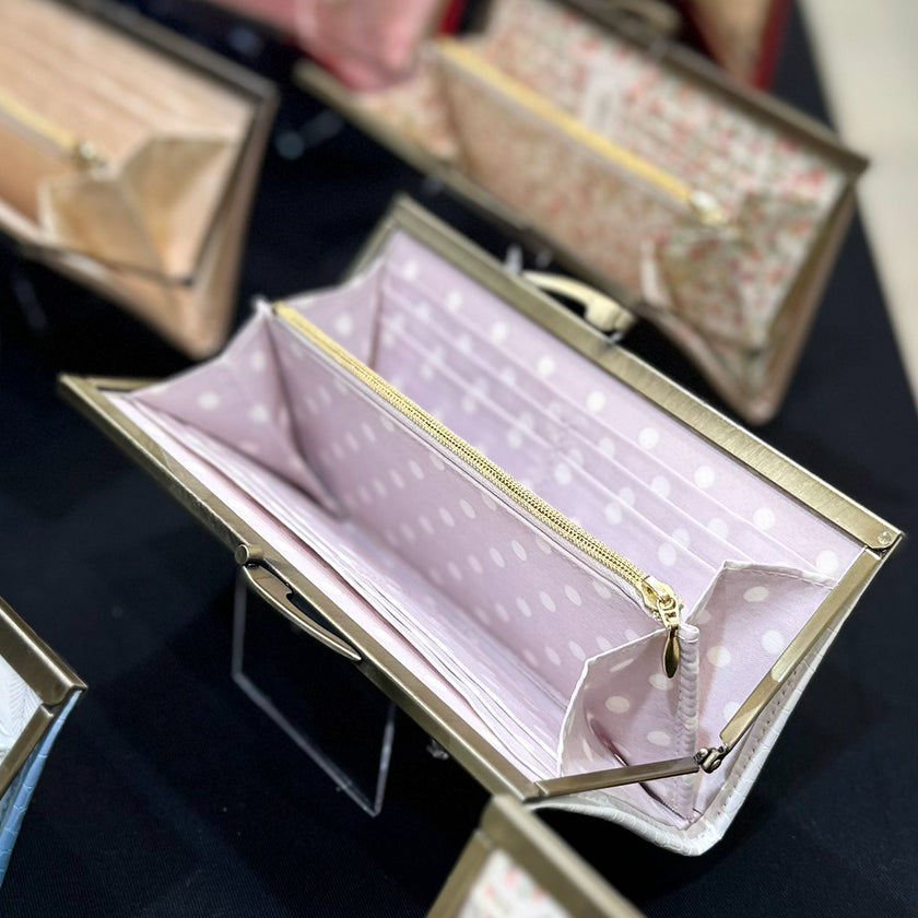 ラベンダーカラーのドット柄がかわいい薄くて軽いがま口長財布Luna 白 C01059