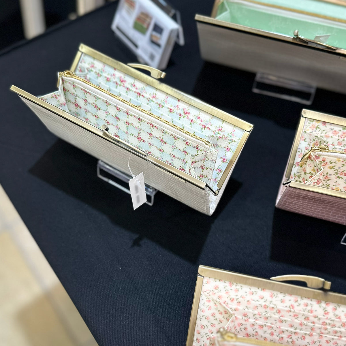 小さな赤い花柄が魅力の薄くて軽いがま口長財布Luna 白 C01060