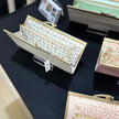 小さな赤い花柄が魅力の薄くて軽いがま口長財布Luna 白 C01060
