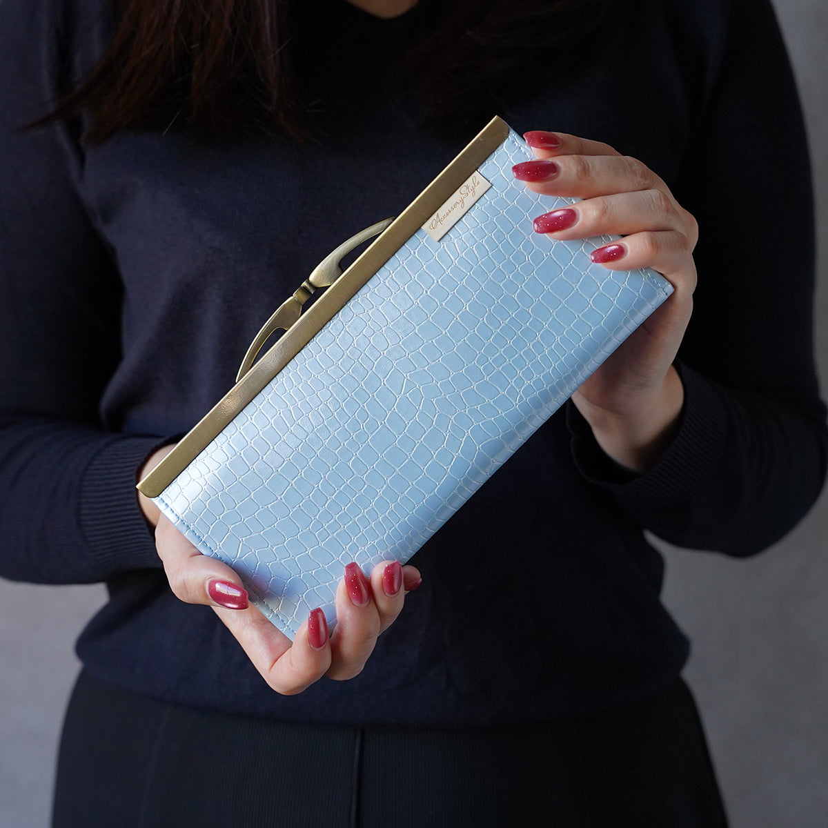 ロイヤルブルーの古典柄が美しい薄くて軽いがま口長財布 Prima ブルー C03090