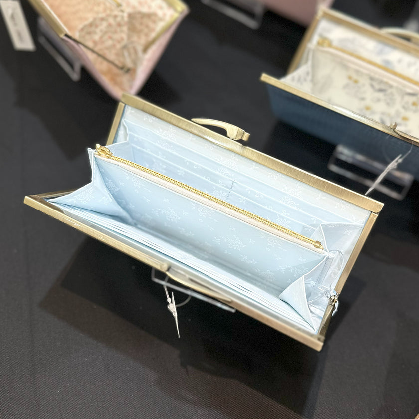 内側のブルーが美しい薄くて軽いがま口長財布Luna ブルー C03001