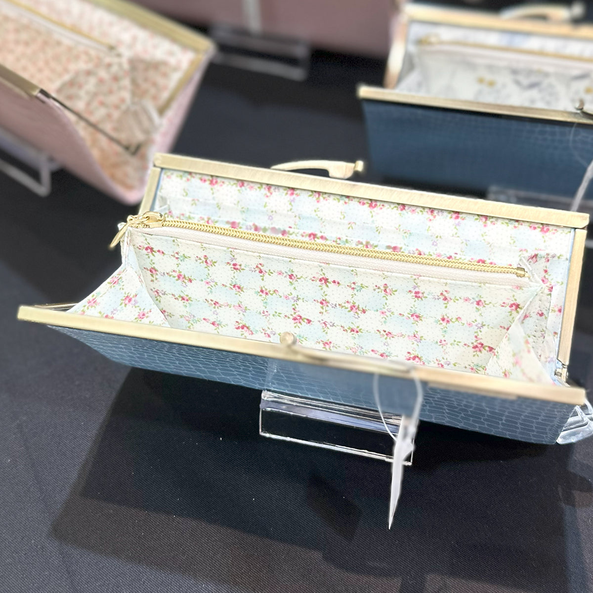 小さな赤い花柄が魅力の薄くて軽いがま口長財布Luna ブルー C03060