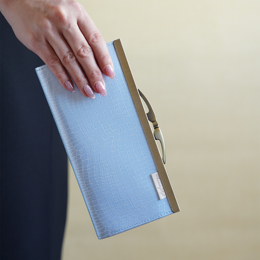 ロイヤルブルーの古典柄が美しい薄くて軽いがま口長財布 Prima ブルー C03090