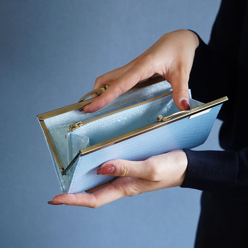 ロイヤルブルーの古典柄が美しい薄くて軽いがま口長財布 Prima ブルー C03090