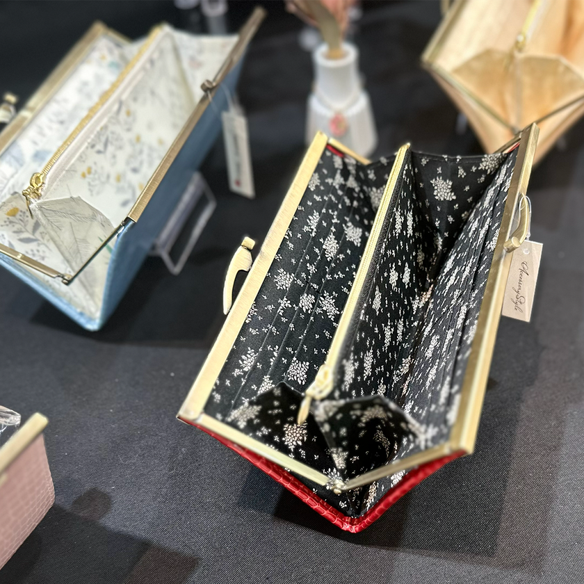 黒の花柄が美しい薄くて軽いがま口長財布Luna 赤 C04006