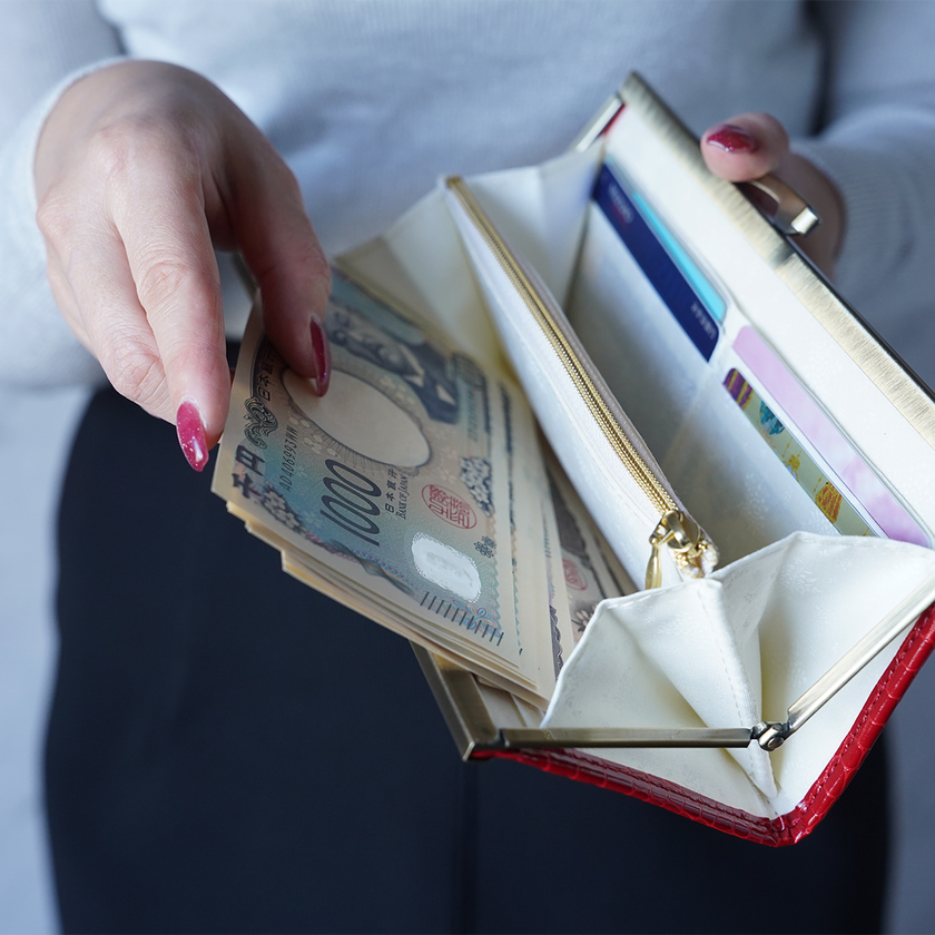 ピュアホワイトの内側がきれいな薄くて軽いがま口長財布Luna 赤 C04007