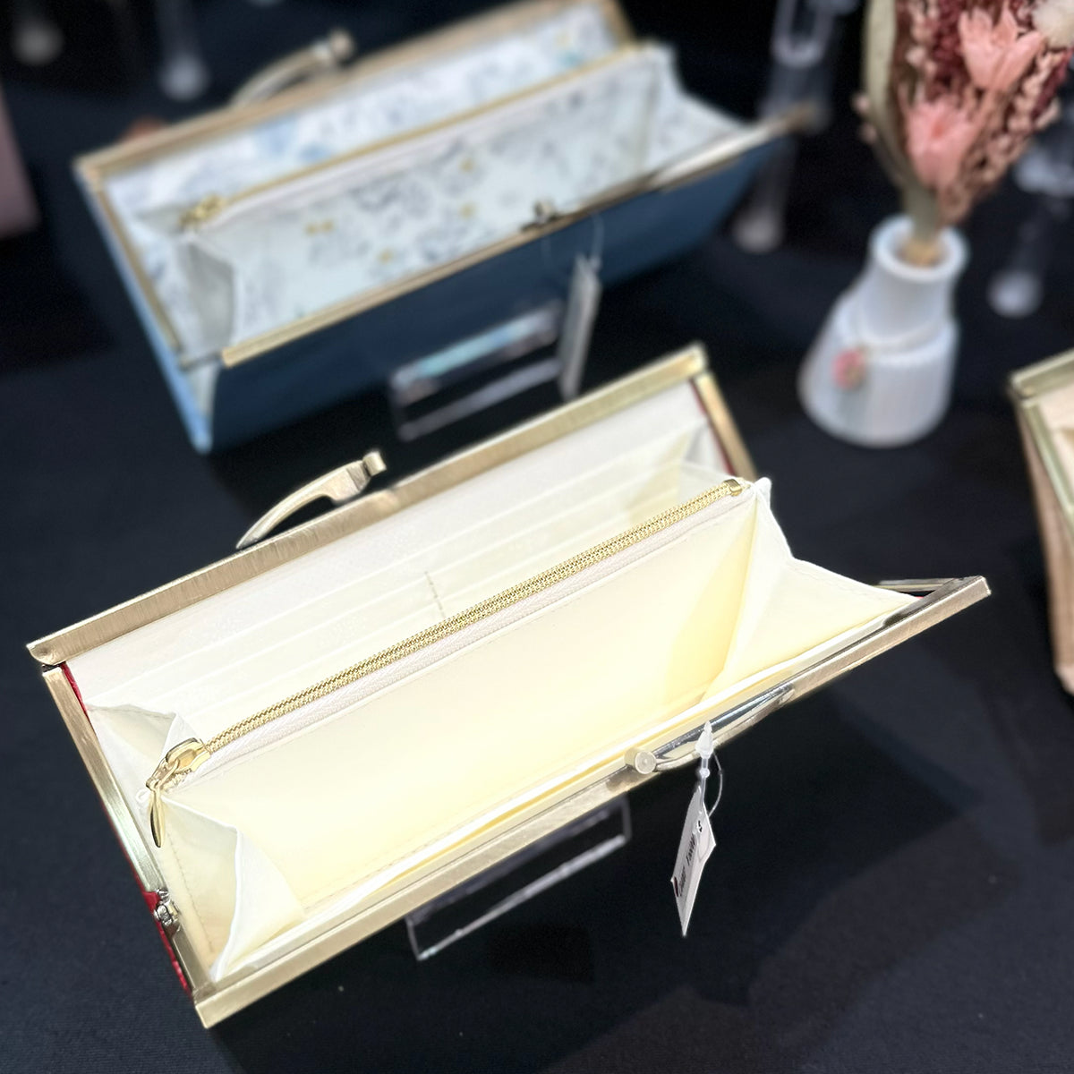 ピュアホワイトの内側がきれいな薄くて軽いがま口長財布Luna 赤 C04007