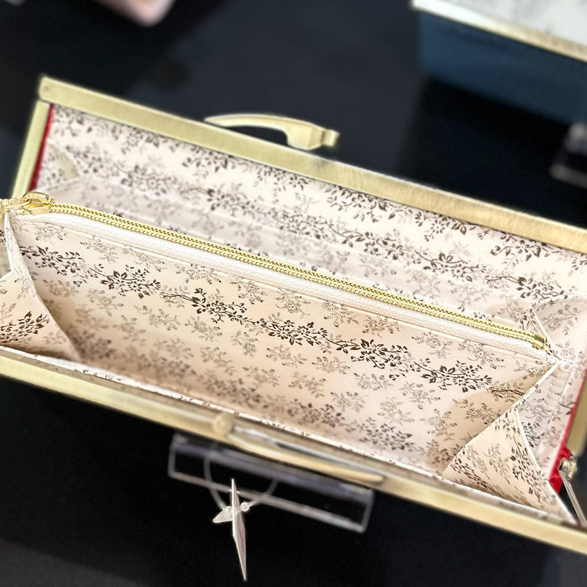 ブラウンの花柄が美しい薄くて軽いがま口長財布Luna 赤 C04042