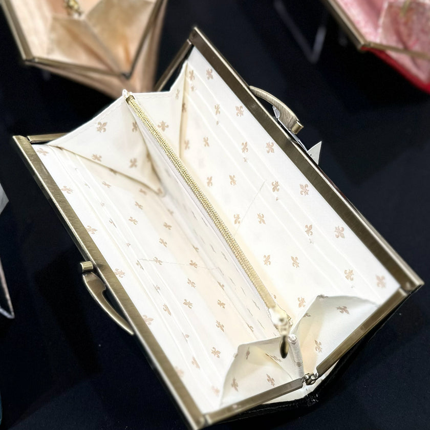 シンプルがちょうどいい薄くて軽いがま口長財布Luna 黒 C05011