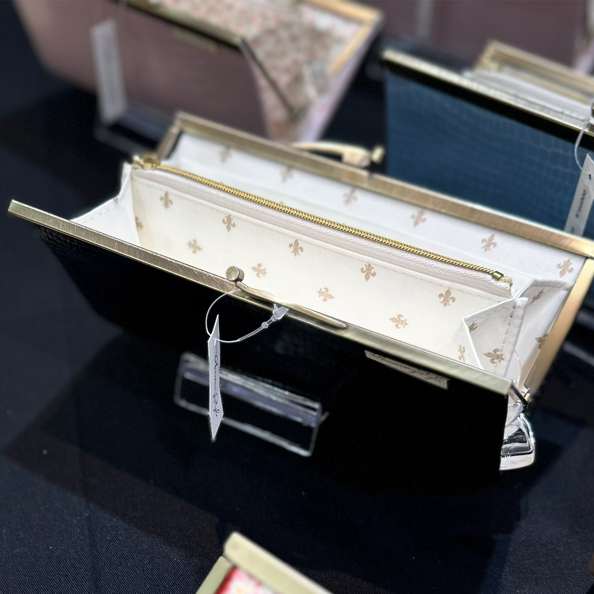 シンプルがちょうどいい薄くて軽いがま口長財布Luna 黒 C05011