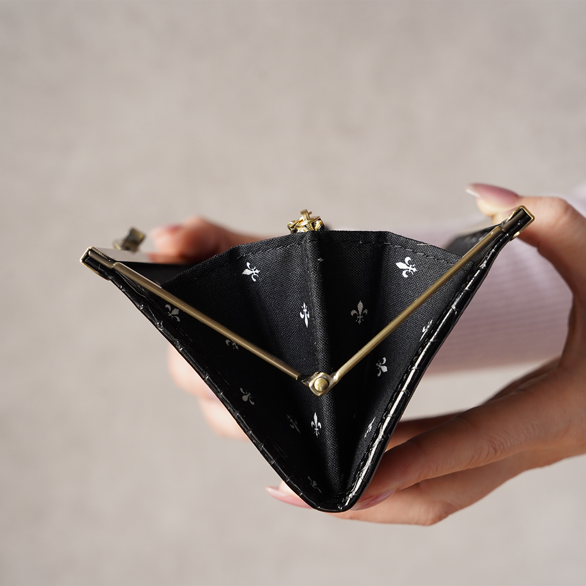 シンプルな柄が美しい薄くて軽いがま口長財布Luna 黒 C05012