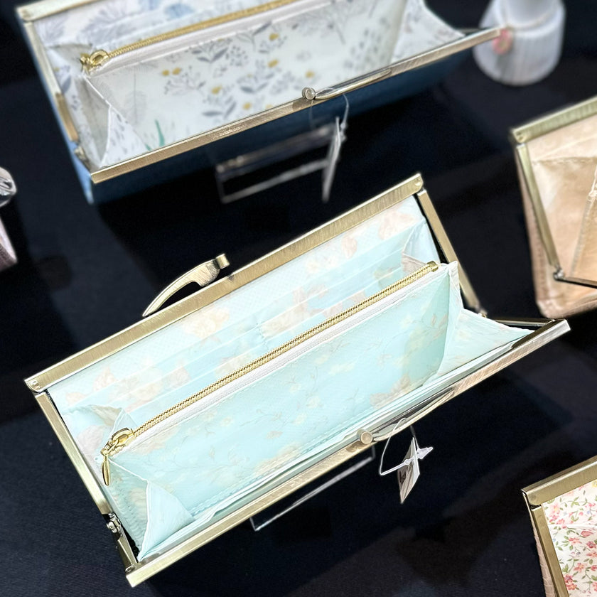 パステルブルーの花柄が美しい薄くて軽いがま口長財布Luna 黒 C05020