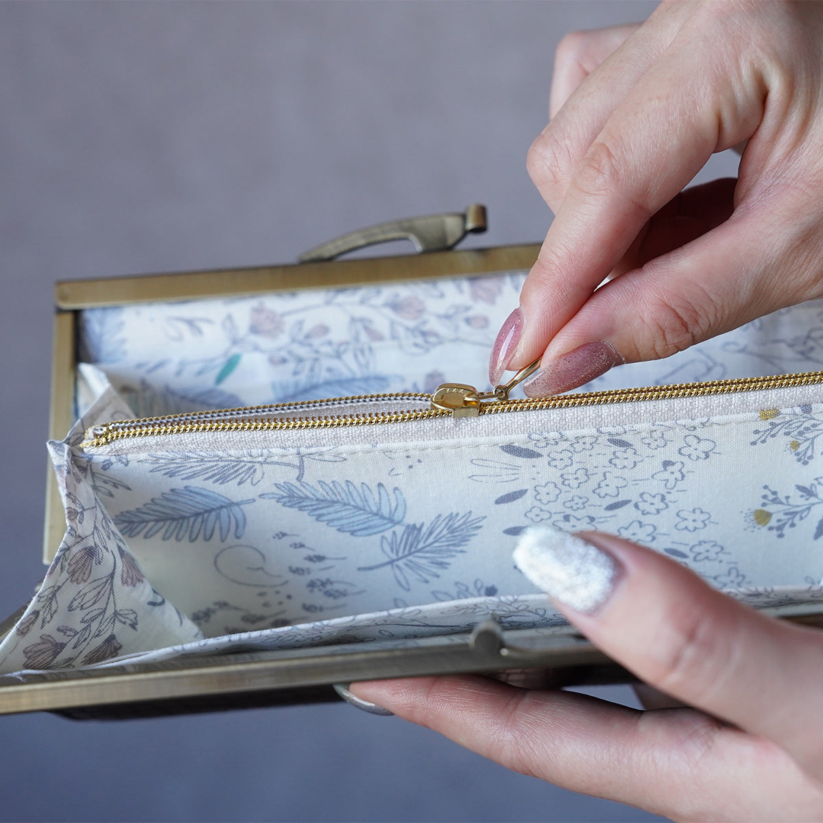 ボタニカル柄がきれいな薄くて軽いがま口長財布Luna 黒 C05028