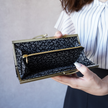 小花模様が美しい薄くて軽いがま口長財布Luna 黒 C05040