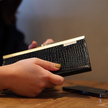 カフェオレカラーの古典柄が特徴の薄くて軽いがま口長財布 Prima ブラック C05091