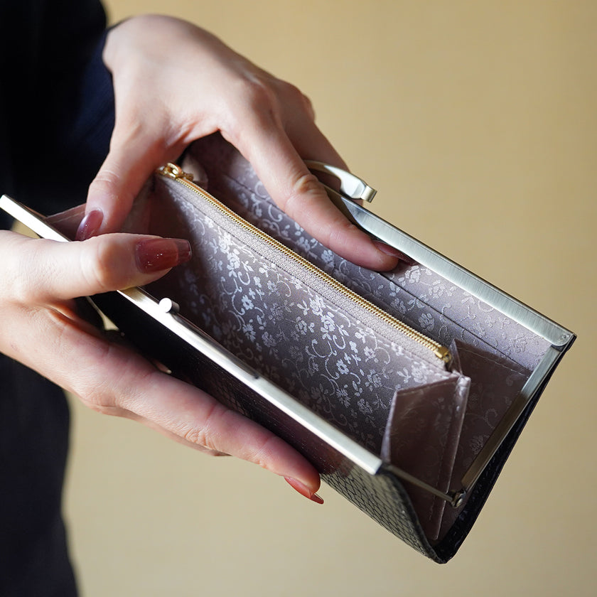 カフェオレカラーの古典柄が特徴の薄くて軽いがま口長財布 Prima ブラック C05091