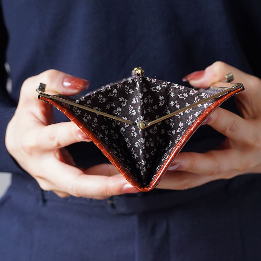 ダークブラウンの花柄が美しい薄くて軽いがま口長財布Luna チョコ C07038