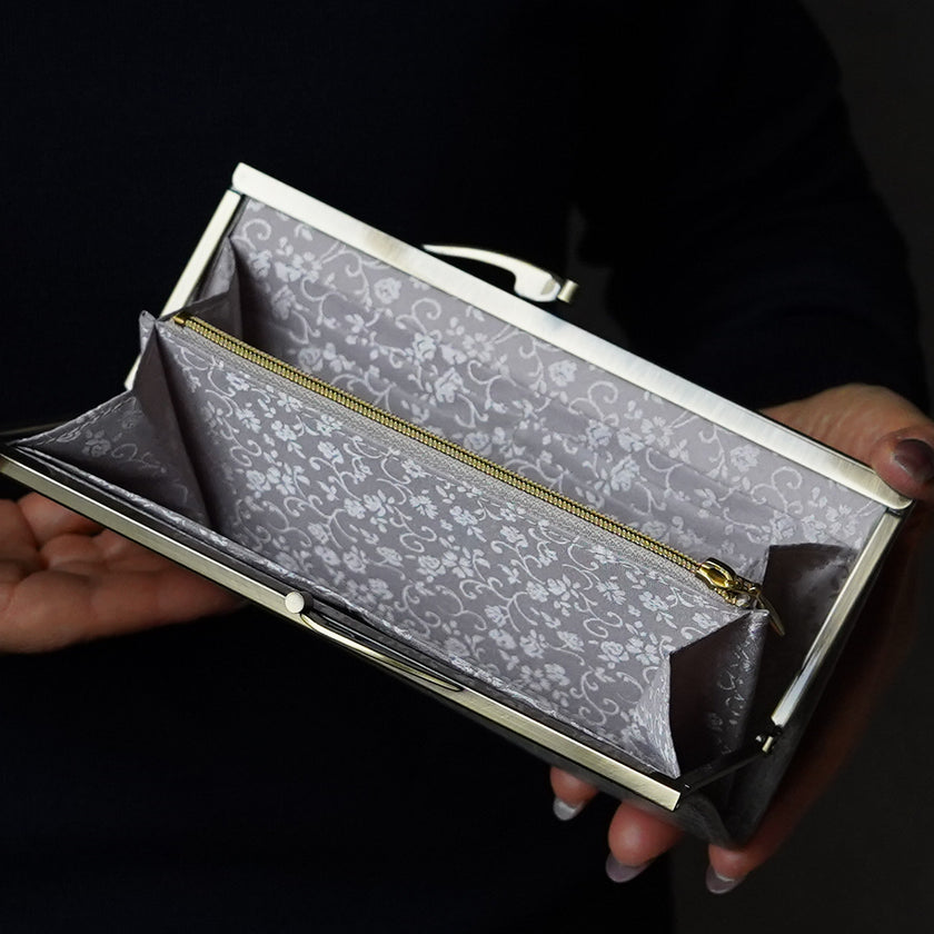 シルバーグレーの唐花唐草模様が美しい薄くて軽いがま口長財布 Prima ライトグレー C08082