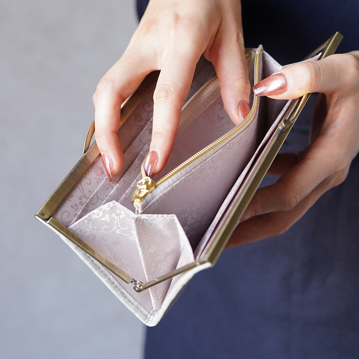 シルバーグレーの唐花唐草模様が美しい薄くて軽いがま口長財布 Prima ライトグレー C08082