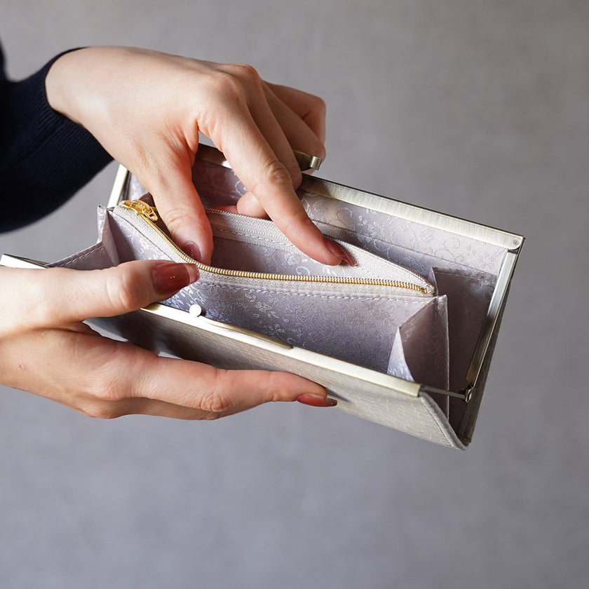 シルバーグレーの唐花唐草模様が美しい薄くて軽いがま口長財布 Prima ライトグレー C08082