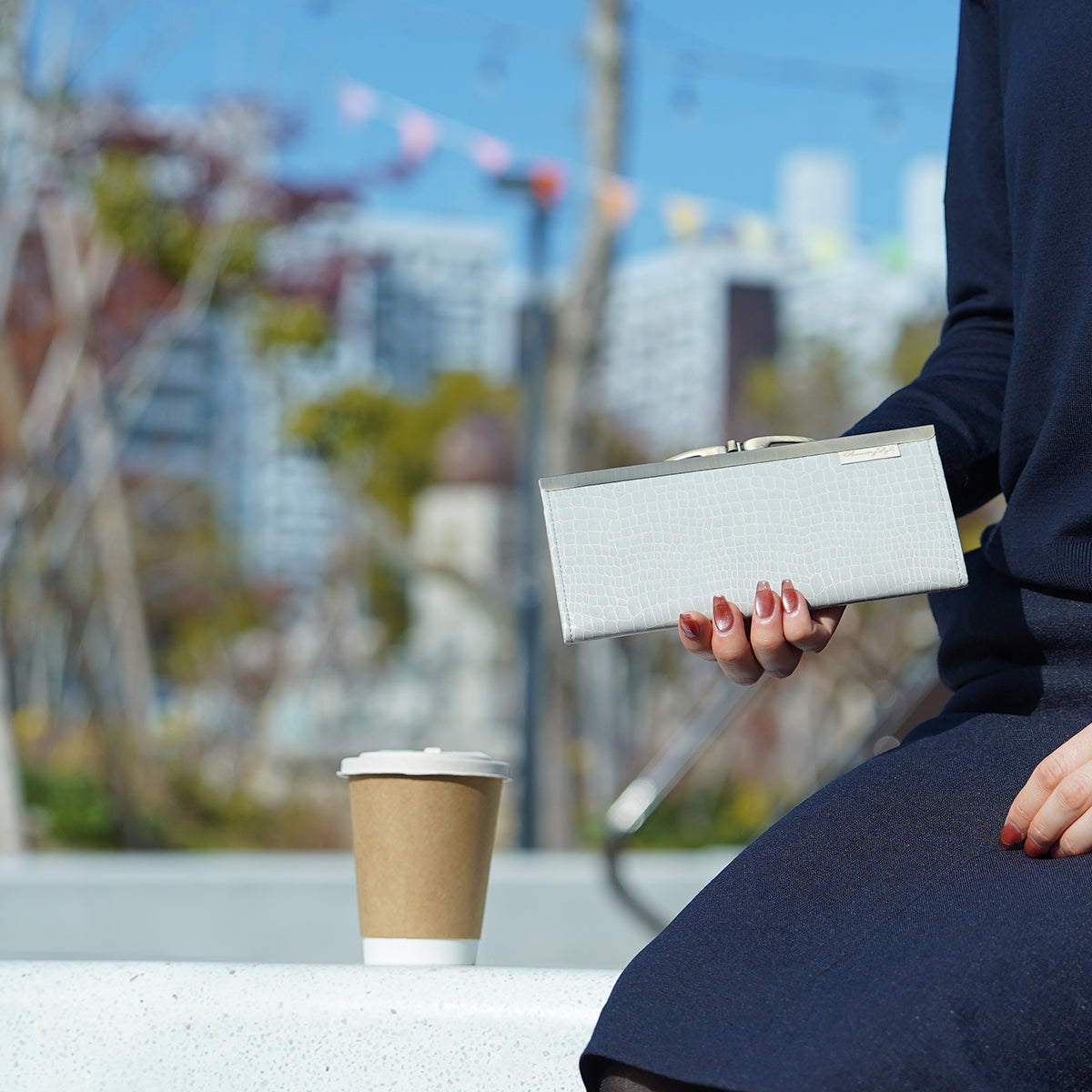 くすみカラーがおしゃれな薄くて軽いがま口長財布 Prima ライトグレー C08088