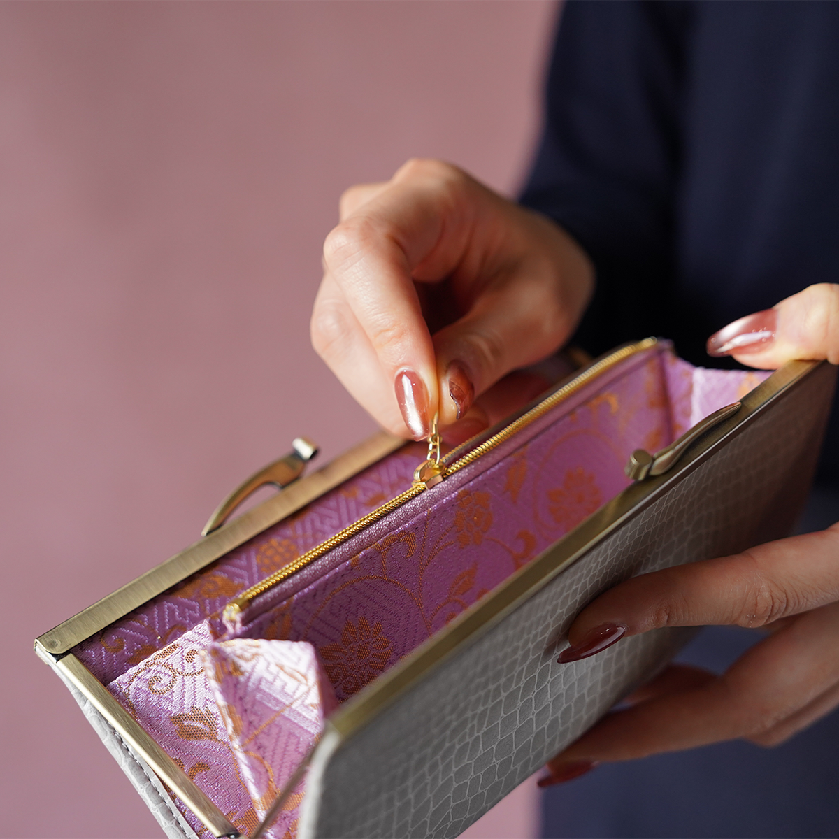 くすみカラーがおしゃれな薄くて軽いがま口長財布 Prima ライトグレー C08088
