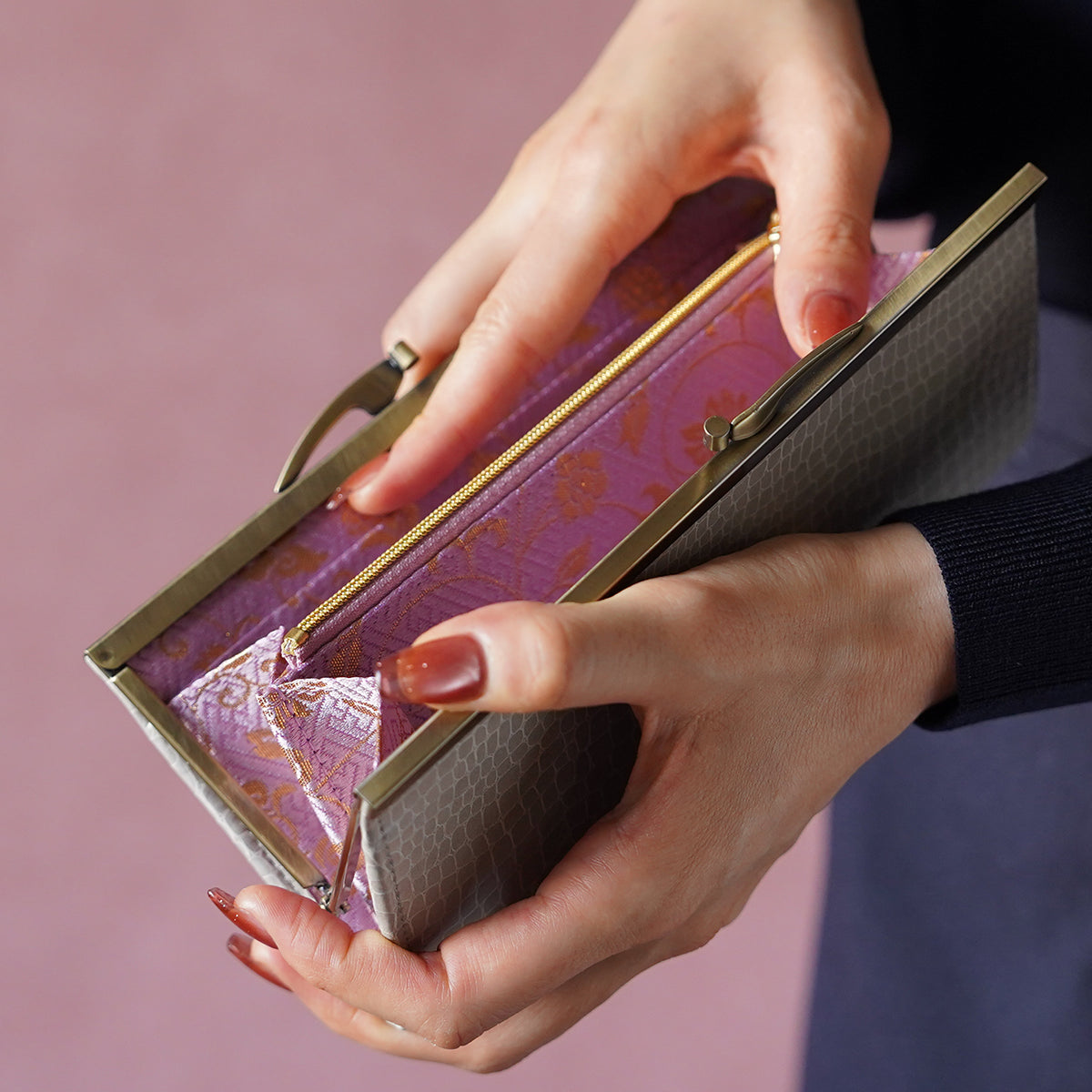 くすみカラーがおしゃれな薄くて軽いがま口長財布 Prima ライトグレー C08088
