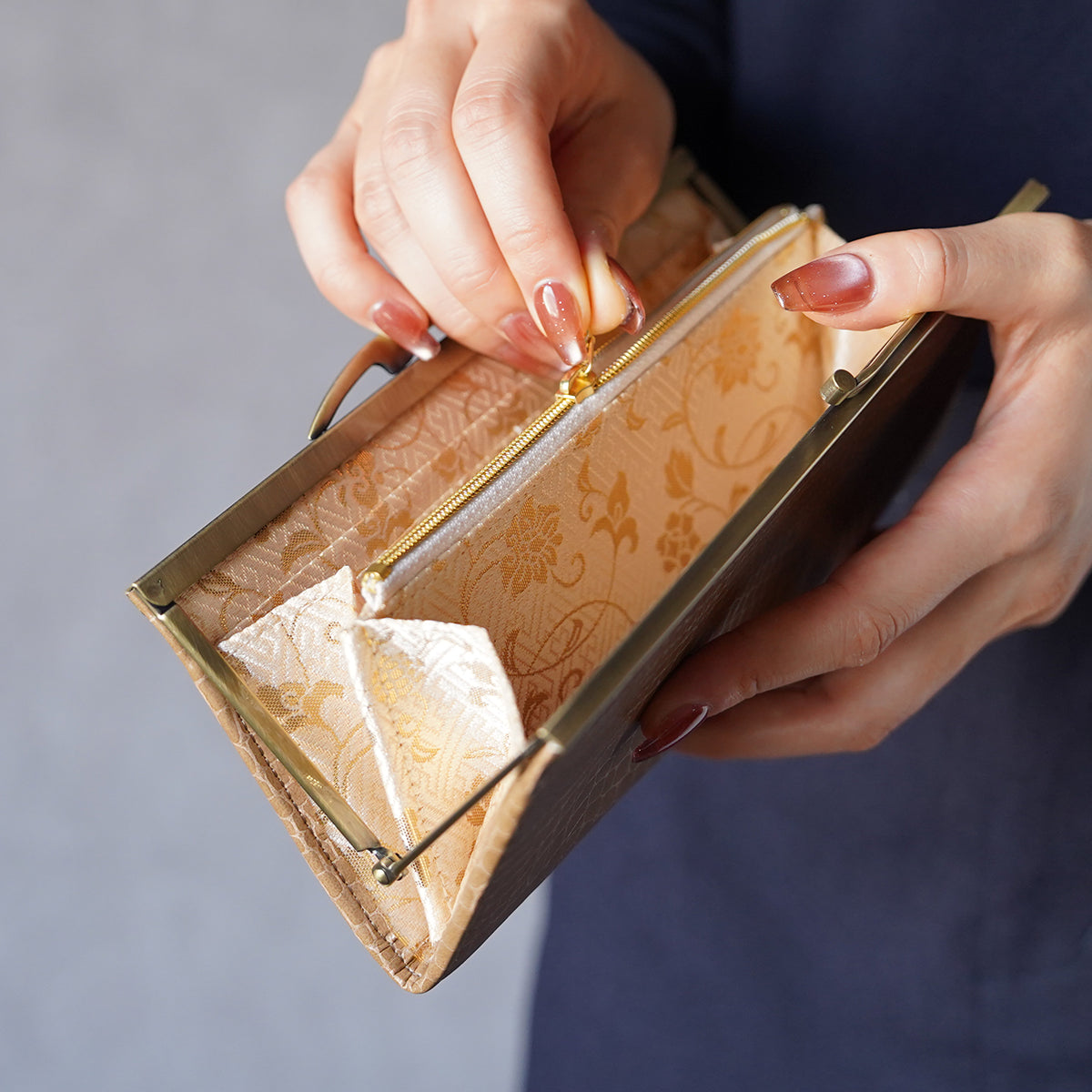 華やかでエレガントな古典柄が美しい薄くて軽いがま口長財布 Prima ライトブラウン C09087